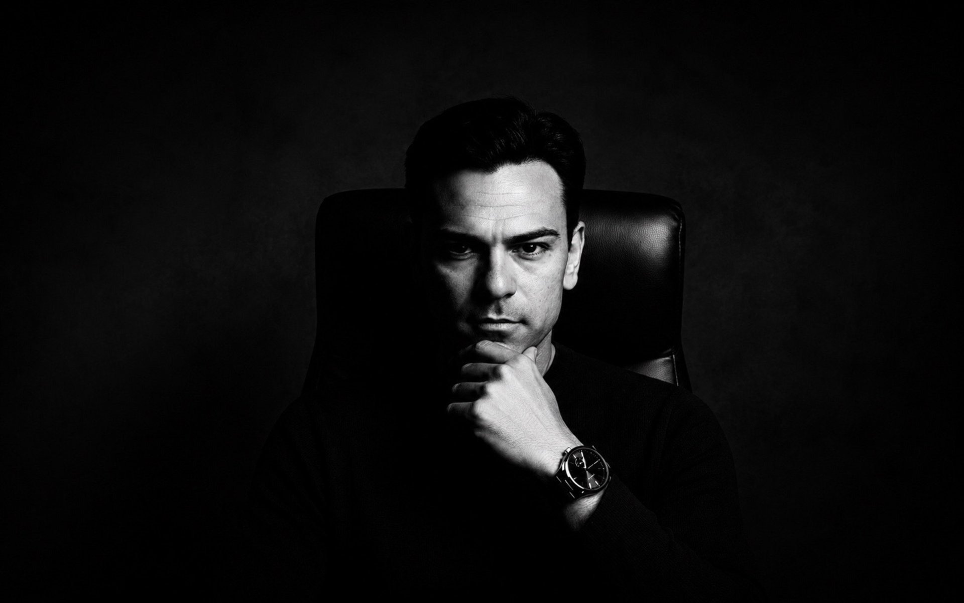 Alessandro Airò, personal trainer, in un ritratto in bianco e nero